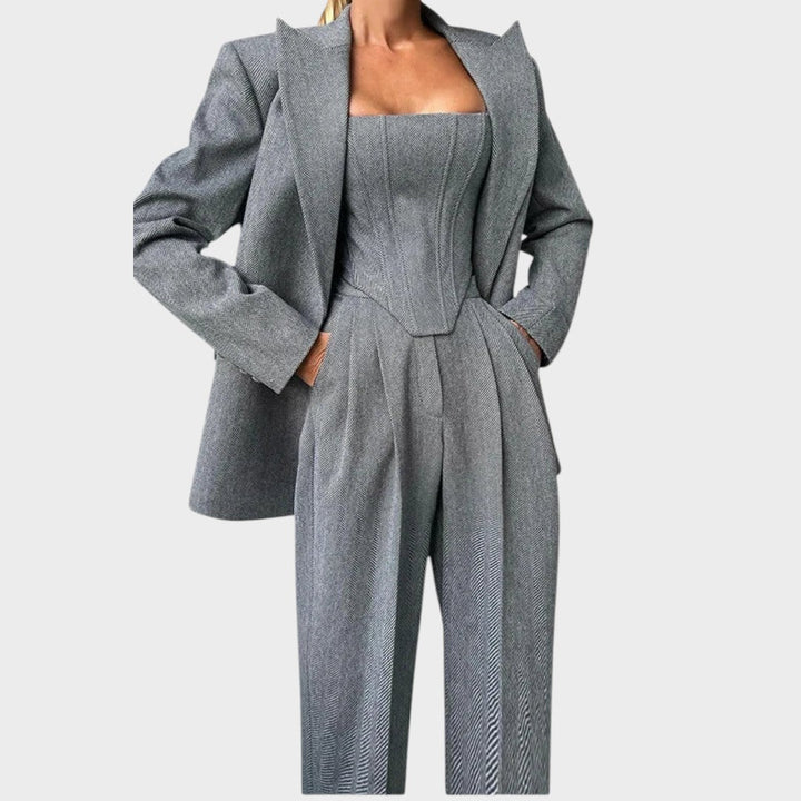 Karolina - Moćan i sofisticiran komplet