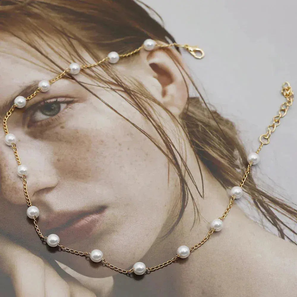 Elegantna zlatna ogrlica sa biserima