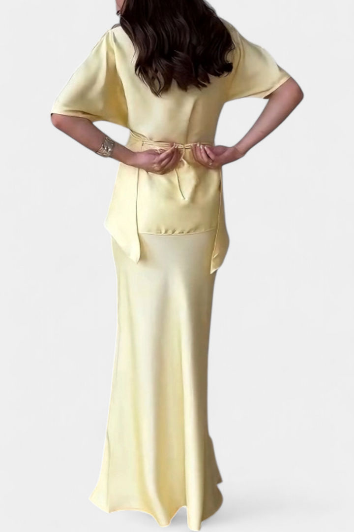 Sara Set s Topom s Ukriženim Trakama i Laganom Suknjom