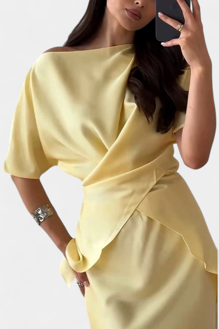 Sara Set s Topom s Ukriženim Trakama i Laganom Suknjom