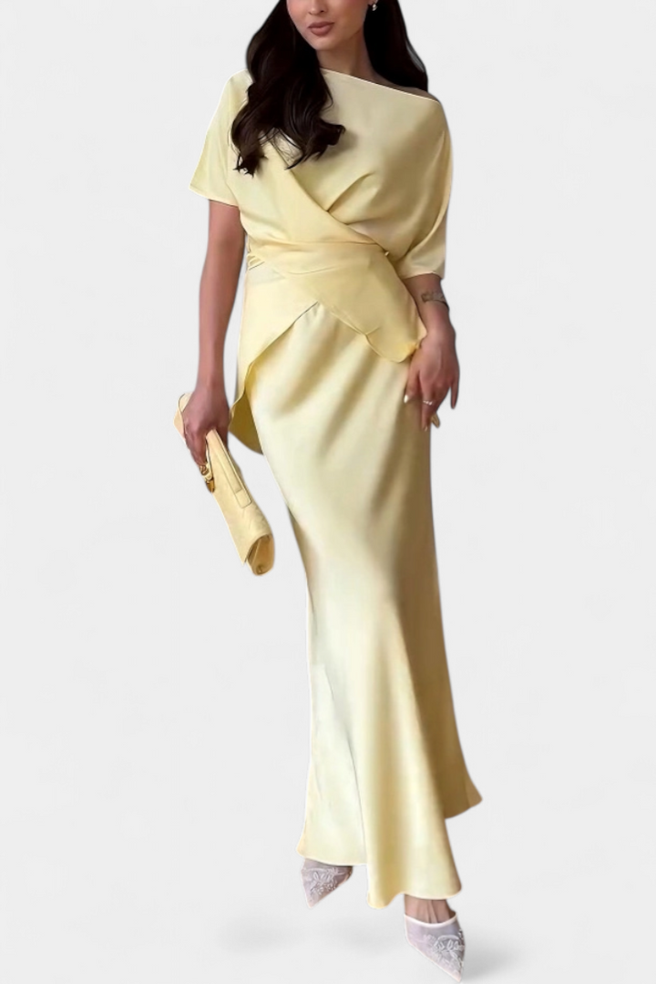 Sara Set s Topom s Ukriženim Trakama i Laganom Suknjom