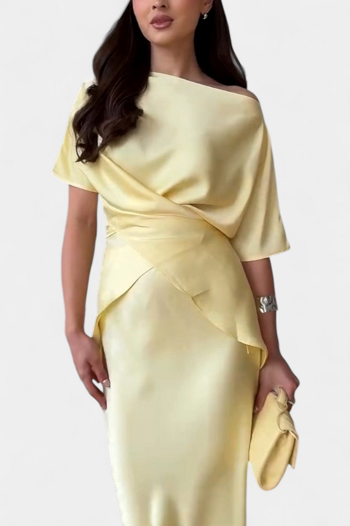 Sara Set s Topom s Ukriženim Trakama i Laganom Suknjom