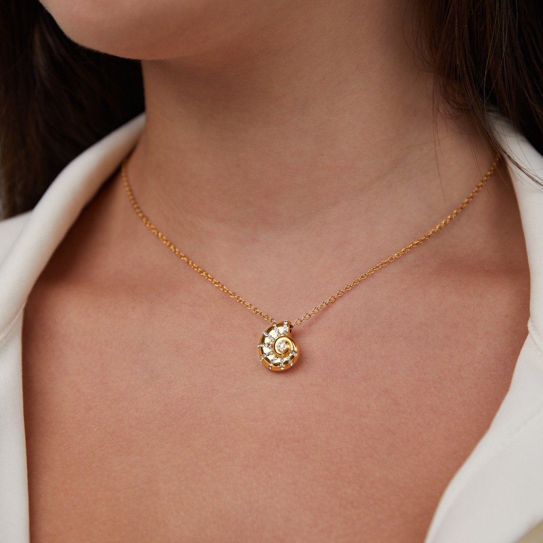 Ogrlica sa privjeskom u obliku kristalne školjke